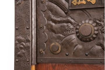 美品　明治大正期　酒田産　庄内　ケヤキ材　極上品!重厚感のある立派な金具と美しい漆が魅力の蔵戸(玄関戸、引き戸、建具)(R-050870)