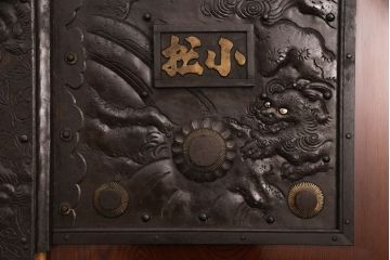 美品　明治大正期　酒田産　庄内　ケヤキ材　極上品!重厚感のある立派な金具と美しい漆が魅力の蔵戸(玄関戸、引き戸、建具)(R-050870)