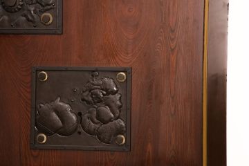 美品　明治大正期　酒田産　庄内　ケヤキ材　極上品!重厚感のある立派な金具と美しい漆が魅力の蔵戸(玄関戸、引き戸、建具)(R-050870)