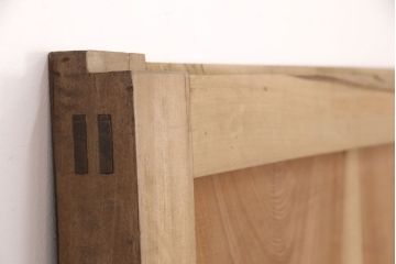 美品　明治大正期　酒田産　庄内　ケヤキ材　極上品!重厚感のある立派な金具と美しい漆が魅力の蔵戸(玄関戸、引き戸、建具)(R-050870)