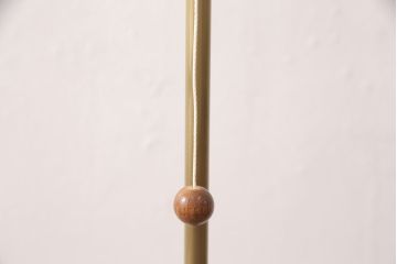 中古　yamagiwa(ヤマギワ)　オーク材と真鍮色を組み合わせたスタンドがスタイリッシュな雰囲気を醸しだすフロアスタンドライト(フロア照明)(R-050874)
