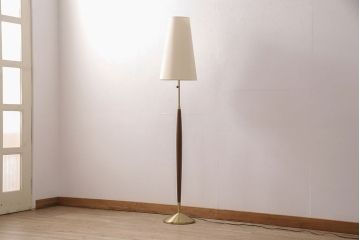 中古　yamagiwa(ヤマギワ)　オーク材と真鍮色を組み合わせたスタンドがスタイリッシュな雰囲気を醸しだすフロアスタンドライト(フロア照明)(R-050874)