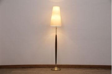 中古　yamagiwa(ヤマギワ)　オーク材と真鍮色を組み合わせたスタンドがスタイリッシュな雰囲気を醸しだすフロアスタンドライト(フロア照明)(R-050874)