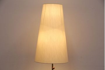 中古　yamagiwa(ヤマギワ)　オーク材と真鍮色を組み合わせたスタンドがスタイリッシュな雰囲気を醸しだすフロアスタンドライト(フロア照明)(R-050874)