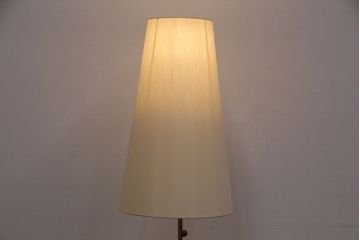 中古　yamagiwa(ヤマギワ)　オーク材と真鍮色を組み合わせたスタンドがスタイリッシュな雰囲気を醸しだすフロアスタンドライト(フロア照明)(R-050874)