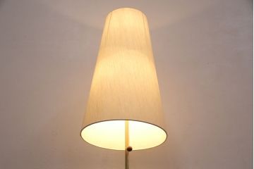 中古　yamagiwa(ヤマギワ)　オーク材と真鍮色を組み合わせたスタンドがスタイリッシュな雰囲気を醸しだすフロアスタンドライト(フロア照明)(R-050874)