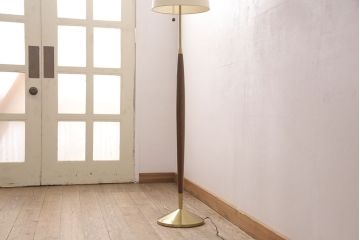 中古　yamagiwa(ヤマギワ)　オーク材と真鍮色を組み合わせたスタンドがスタイリッシュな雰囲気を醸しだすフロアスタンドライト(フロア照明)(R-050874)