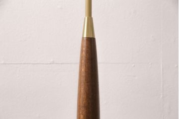 中古　yamagiwa(ヤマギワ)　オーク材と真鍮色を組み合わせたスタンドがスタイリッシュな雰囲気を醸しだすフロアスタンドライト(フロア照明)(R-050874)
