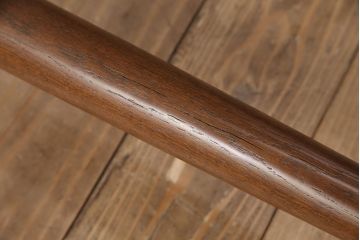 中古　yamagiwa(ヤマギワ)　オーク材と真鍮色を組み合わせたスタンドがスタイリッシュな雰囲気を醸しだすフロアスタンドライト(フロア照明)(R-050874)