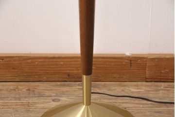 中古　yamagiwa(ヤマギワ)　オーク材と真鍮色を組み合わせたスタンドがスタイリッシュな雰囲気を醸しだすフロアスタンドライト(フロア照明)(R-050874)