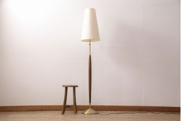 中古　yamagiwa(ヤマギワ)　オーク材と真鍮色を組み合わせたスタンドがスタイリッシュな雰囲気を醸しだすフロアスタンドライト(フロア照明)(R-050874)