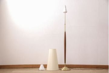 中古　yamagiwa(ヤマギワ)　オーク材と真鍮色を組み合わせたスタンドがスタイリッシュな雰囲気を醸しだすフロアスタンドライト(フロア照明)(R-050874)