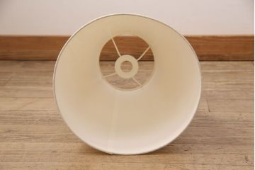 中古　yamagiwa(ヤマギワ)　オーク材と真鍮色を組み合わせたスタンドがスタイリッシュな雰囲気を醸しだすフロアスタンドライト(フロア照明)(R-050874)