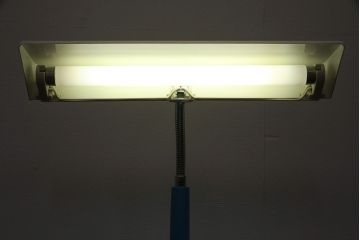 レトロ照明　TOSHIBA(東芝)　昭和レトロな佇まいが魅力のスタンドライト(デスクスタンド、卓上照明)(R-050875)