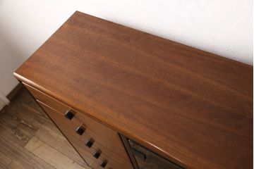 ビンテージ家具　ジャパンヴィンテージ　山品木工　北欧スタイルにおすすめ!スタイリッシュなデザインが魅力のサイドボード(引き出し、サイドチェスト、収納棚)(R-050876)