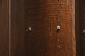 イギリスアンティーク　ニレ材　ダークカラーと濃淡の色合いが魅力!クラシカルな雰囲気溢れるキャビネット(飾り棚、収納棚、食器棚)(R-050877)