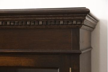 イギリスアンティーク　ニレ材　ダークカラーと濃淡の色合いが魅力!クラシカルな雰囲気溢れるキャビネット(飾り棚、収納棚、食器棚)(R-050877)