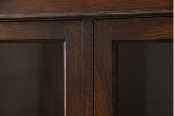 イギリスアンティーク　ニレ材　ダークカラーと濃淡の色合いが魅力!クラシカルな雰囲気溢れるキャビネット(飾り棚、収納棚、食器棚)(R-050877)
