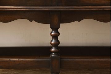 イギリスアンティーク　ニレ材　ダークカラーと濃淡の色合いが魅力!クラシカルな雰囲気溢れるキャビネット(飾り棚、収納棚、食器棚)(R-050877)