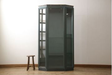 中古　バロッサバレンティ(VARO,S.A. VALENTI)　グリーンカラーが空間のアクセントになる5面ガラスのキュリオケース(ガラスケース、陳列棚、店舗什器)(R-050878)