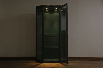 中古　バロッサバレンティ(VARO,S.A. VALENTI)　グリーンカラーが空間のアクセントになる5面ガラスのキュリオケース(ガラスケース、陳列棚、店舗什器)(R-050878)