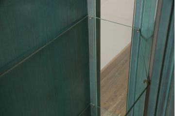 中古　バロッサバレンティ(VARO,S.A. VALENTI)　グリーンカラーが空間のアクセントになる5面ガラスのキュリオケース(ガラスケース、陳列棚、店舗什器)(R-050878)
