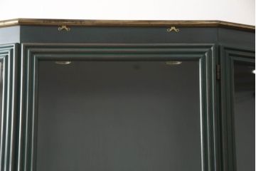 中古　バロッサバレンティ(VARO,S.A. VALENTI)　グリーンカラーが空間のアクセントになる5面ガラスのキュリオケース(ガラスケース、陳列棚、店舗什器)(R-050878)