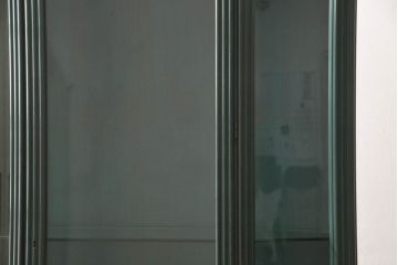 中古　バロッサバレンティ(VARO,S.A. VALENTI)　グリーンカラーが空間のアクセントになる5面ガラスのキュリオケース(ガラスケース、陳列棚、店舗什器)(R-050878)