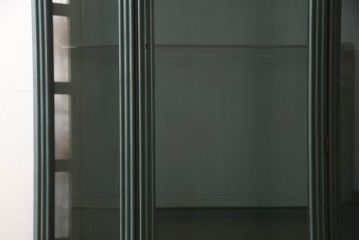 中古　バロッサバレンティ(VARO,S.A. VALENTI)　グリーンカラーが空間のアクセントになる5面ガラスのキュリオケース(ガラスケース、陳列棚、店舗什器)(R-050878)