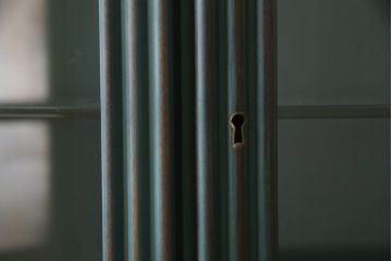中古　バロッサバレンティ(VARO,S.A. VALENTI)　グリーンカラーが空間のアクセントになる5面ガラスのキュリオケース(ガラスケース、陳列棚、店舗什器)(R-050878)