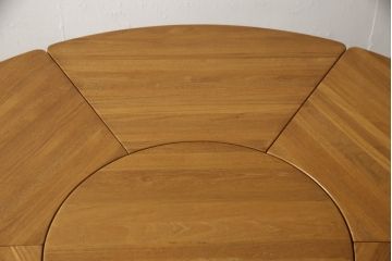 北欧ヴィンテージ　デンマーク家具　リチャードニッセン(Richard Nissen)　和やかな空間づくりにぴったりのチーク材製のダイニングテーブル(ラウンドテーブル、机、ビンテージ)(R-050882)