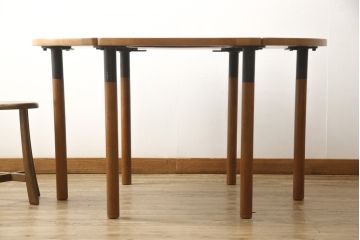 北欧ヴィンテージ　デンマーク家具　リチャードニッセン(Richard Nissen)　和やかな空間づくりにぴったりのチーク材製のダイニングテーブル(ラウンドテーブル、机、ビンテージ)(R-050882)