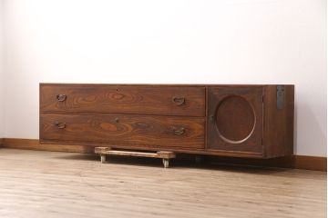 和製アンティーク　前面ケヤキ材　脚または台輪を付けてリメイク!丸窓付きの時代箪笥サイドボード(テレビ台、和タンス、チェスト、引き出し)(R-050883)