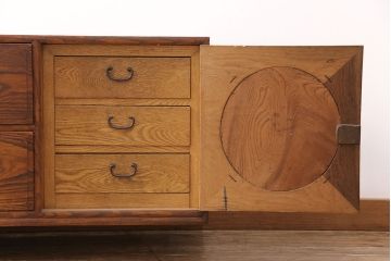 和製アンティーク　前面ケヤキ材　脚または台輪を付けてリメイク!丸窓付きの時代箪笥サイドボード(テレビ台、和タンス、チェスト、引き出し)(R-050883)