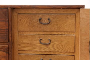 和製アンティーク　前面ケヤキ材　脚または台輪を付けてリメイク!丸窓付きの時代箪笥サイドボード(テレビ台、和タンス、チェスト、引き出し)(R-050883)