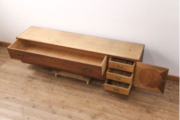 和製アンティーク　前面ケヤキ材　脚または台輪を付けてリメイク!丸窓付きの時代箪笥サイドボード(テレビ台、和タンス、チェスト、引き出し)(R-050883)