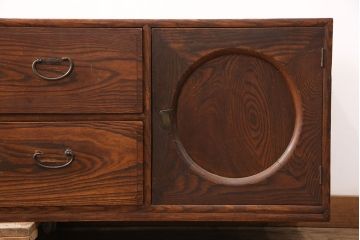 和製アンティーク　前面ケヤキ材　脚または台輪を付けてリメイク!丸窓付きの時代箪笥サイドボード(テレビ台、和タンス、チェスト、引き出し)(R-050883)