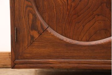 和製アンティーク　前面ケヤキ材　脚または台輪を付けてリメイク!丸窓付きの時代箪笥サイドボード(テレビ台、収納棚、戸棚)(R-050885)