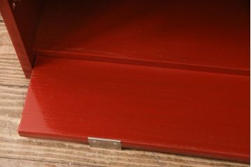 【オーダー注文・受注生産商品】赤いカシュー塗りが印象的!お部屋に華やぎを添える置型仏壇です。スペースを有効活用して扉を須弥壇に。和室や和モダンなリビングにも合います。お客様のご希望に合わせたオーダーも可能。大切な家族のために次世代につなぐ、ラフジュ工房オリジナルのお仏壇(小型仏壇、手作り仏壇)(R-050887)