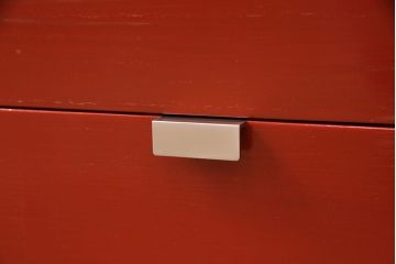 【オーダー注文・受注生産商品】赤いカシュー塗りが印象的!お部屋に華やぎを添える置型仏壇です。スペースを有効活用して扉を須弥壇に。和室や和モダンなリビングにも合います。お客様のご希望に合わせたオーダーも可能。大切な家族のために次世代につなぐ、ラフジュ工房オリジナルのお仏壇(小型仏壇、手作り仏壇)(R-050887)