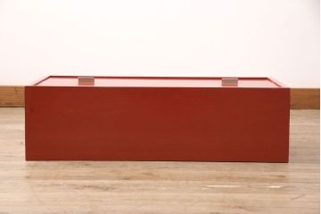 【オーダー注文・受注生産商品】赤いカシュー塗りが印象的!お部屋に華やぎを添える置型仏壇です。スペースを有効活用して扉を須弥壇に。和室や和モダンなリビングにも合います。お客様のご希望に合わせたオーダーも可能。大切な家族のために次世代につなぐ、ラフジュ工房オリジナルのお仏壇(小型仏壇、手作り仏壇)(R-050887)
