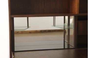 北欧ヴィンテージ　デンマーク　ローズウッド材　赤みがかった色味が落ち着いた印象を演出するキャビネット(収納棚、戸棚、ビンテージ)(R-050888)