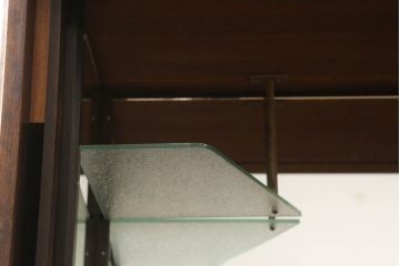 北欧ヴィンテージ　デンマーク　ローズウッド材　赤みがかった色味が落ち着いた印象を演出するキャビネット(収納棚、戸棚、ビンテージ)(R-050888)