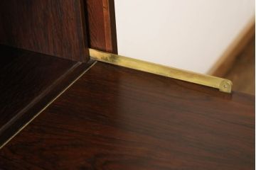 北欧ヴィンテージ　デンマーク　ローズウッド材　赤みがかった色味が落ち着いた印象を演出するキャビネット(収納棚、戸棚、ビンテージ)(R-050888)