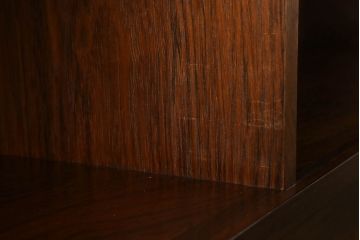 北欧ヴィンテージ　デンマーク　ローズウッド材　赤みがかった色味が落ち着いた印象を演出するキャビネット(収納棚、戸棚、ビンテージ)(R-050888)