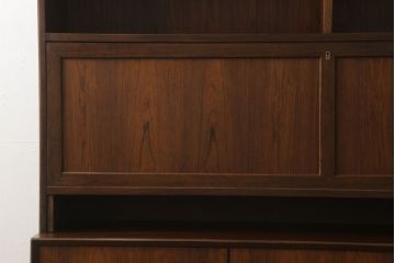 北欧ヴィンテージ　デンマーク　ローズウッド材　赤みがかった色味が落ち着いた印象を演出するキャビネット(収納棚、戸棚、ビンテージ)(R-050888)
