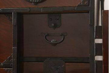 和製アンティーク　明治大正期　前面ケヤキ材　激レア!珍しい金具の意匠が存在感を放つ特注品の一間仙台箪笥(時代箪笥、和タンス、引き出し)(R-050889)