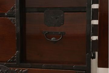 和製アンティーク　明治大正期　前面ケヤキ材　激レア!珍しい金具の意匠が存在感を放つ特注品の一間仙台箪笥(時代箪笥、和タンス、引き出し)(R-050889)