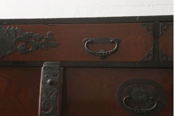 和製アンティーク　明治大正期　前面ケヤキ材　激レア!珍しい金具の意匠が存在感を放つ特注品の一間仙台箪笥(時代箪笥、和タンス、引き出し)(R-050889)