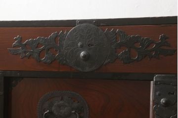 和製アンティーク　明治大正期　前面ケヤキ材　激レア!珍しい金具の意匠が存在感を放つ特注品の一間仙台箪笥(時代箪笥、和タンス、引き出し)(R-050889)